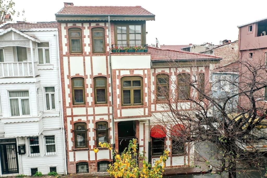 Historical Greco-Ottoman Pavilion Near Tram In Fatih Istanbul Exteriör bild