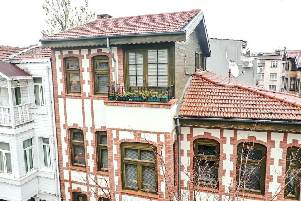 Historical Greco-Ottoman Pavilion Near Tram In Fatih Istanbul Exteriör bild