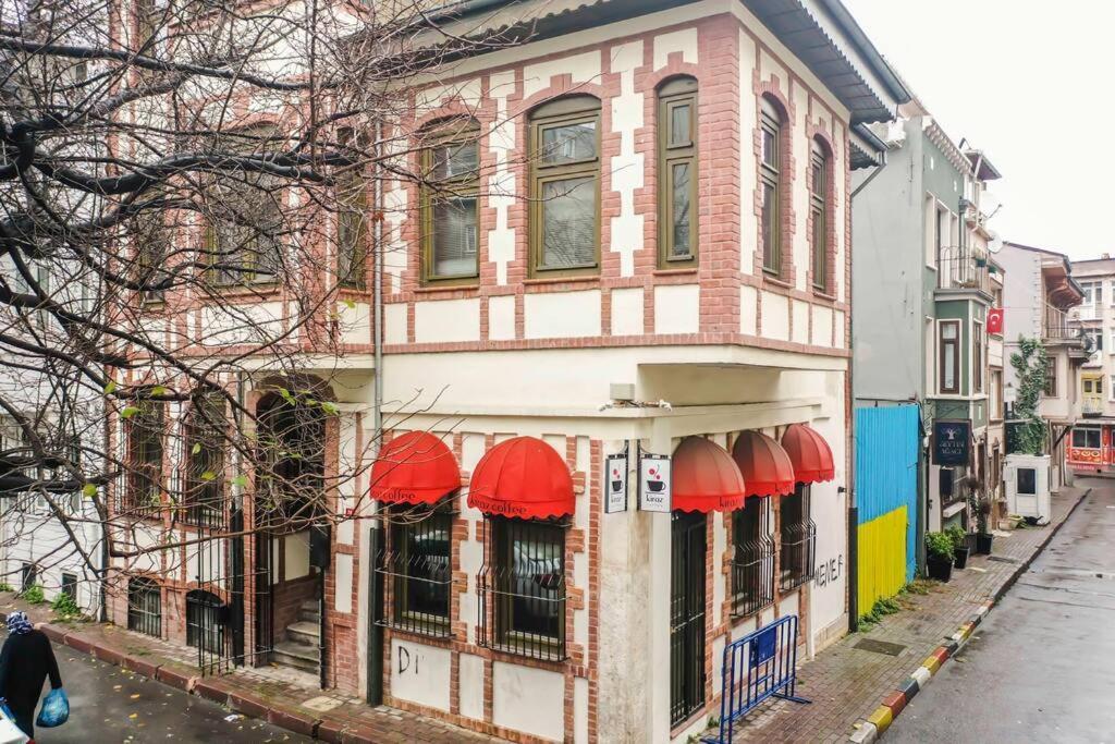 Historical Greco-Ottoman Pavilion Near Tram In Fatih Istanbul Exteriör bild