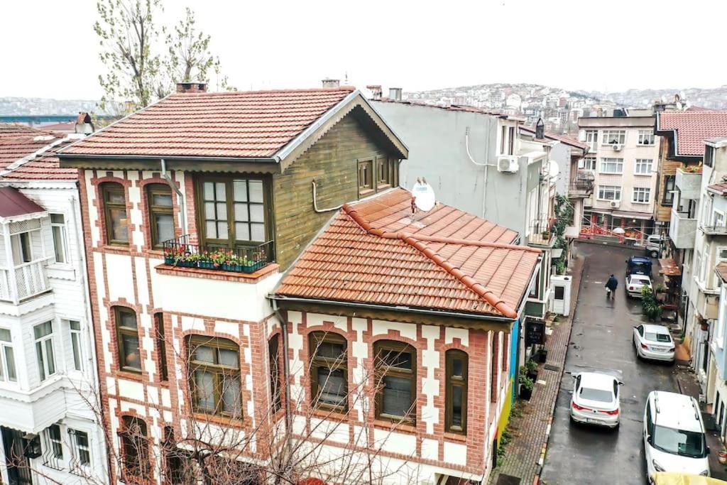 Historical Greco-Ottoman Pavilion Near Tram In Fatih Istanbul Exteriör bild